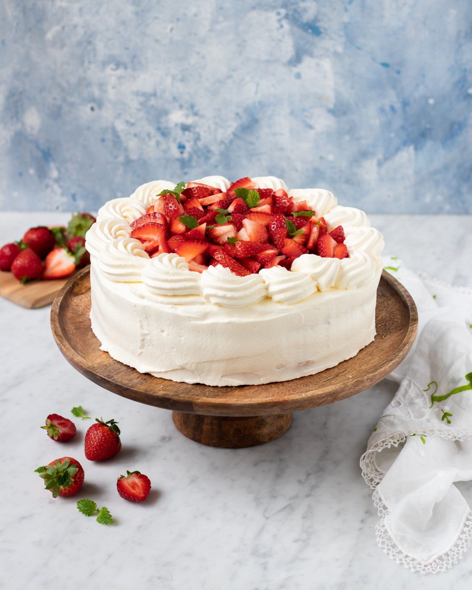 Gräddtårta med jordgubbar - klassisk svensk tårta med vispgrädde och färska bär